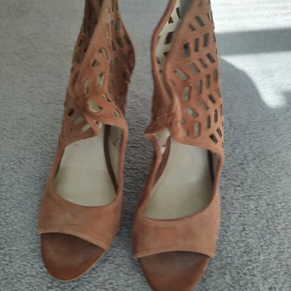NEW BCBG Size 7 Suede Pumps Never Worn - Picture 2 of 4